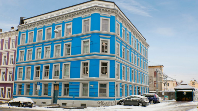 <p>FASADEN: Den 19 kvadratmeter store leiligheten ligger i andre etasje i denne bygården i Gamlebyen.</p>