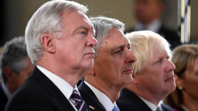 <p><b>LEDER FORHANDLINGENE:</b> David Davies (nærmest) er britenes brexit-minister, og leder arbeidet med å få landet ut av EU. Her sammen med finansminister Phillip Hammond (i midten) og utenriksminister Boris Johnson, som begge også er sentrale i dette arbeidet.</p>