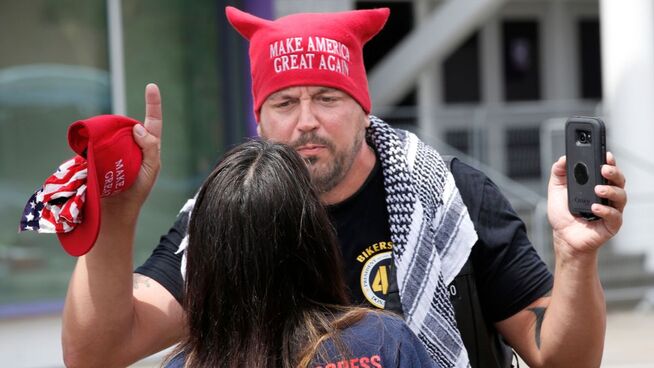 <p class="_1uxMy" data-test-tag="image:caption">MØTT AV DEMONSTRANT: Denne Trump-supporteren ble møtt av en kvinnelig demonstrant.</p>