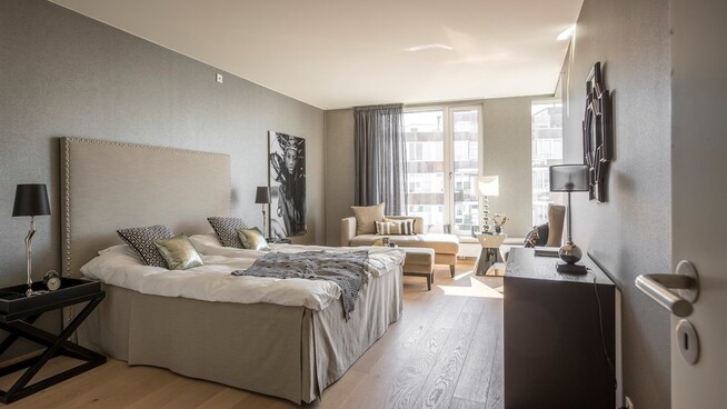 <p><b>MASTER BEDROOM:</b> Det store soverommet har fjordutsikt, og tilknyttet soverommet er et bad. Bildet gjengis med tillatelse fra megler.</p>