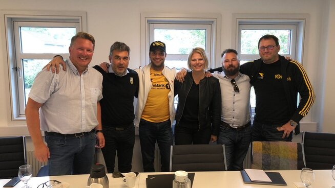 <p>Slik ble sponsoravtalen feiret i Bodø/Glimts lokaler. Danny Hayes (i midten til venstre) og Simon Flack (nummer fem fra venstre) representerte Geddes Labs. </p>