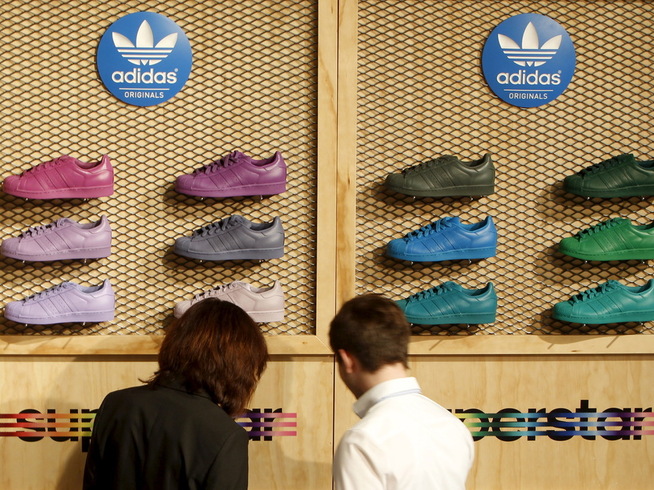 <p><b>SPORSTMERKE:</b> Det tyske sportsmerket Adidas er mer populært enn Nike i Europa. Merket ble etablert av Adolf Dassler etter en uoverensstemmelse mellom ham og broren Rudolf Dassler. Rudolf ble mannen bak den rivaliserende produsenten Puma.</p>