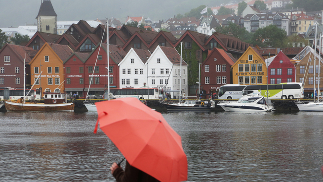 <p><b>BRUKER PENGER:</b> Utenlandske flyturister legger igjen titalls milliarder i Norge, ifølge Menon Economics. Reiselivet opplever særlig vekst i turismen fra USA og Asia, og håper på flere asiatiske direkteruter og fortsatt svak krone som gjør ferier i Norge mer konkurransedyktige. Dette er et illustrasjonsbilde fra Bergen.</p>