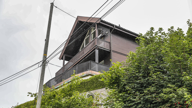 <p><b>ROMSLIG:</b> Eiendommen har en parkmessig eiendom på 775 kvadratmeter. Selve huset har primærrom på 264 kvadratmeter.</p>