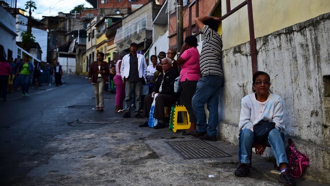 <p><b>TOMT FOR MAT:</b> Folk står i kø for å kjøpe mat og husholdningsartikler utenfor et supermarked i en fattig bydel i Caracas. Hyllene i butikkene tømmes for varer, men det er fortsatt mulig å få tak i varer på det private markedet - til svartebørspriser.</p>