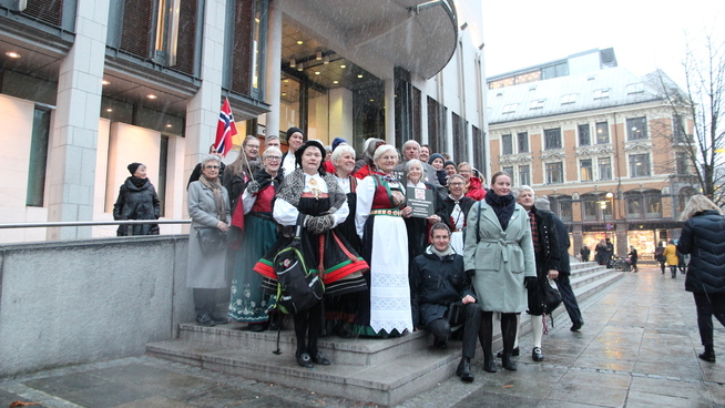 <p><b>Klimarettssak i Oslo tingrett:</b> Leder Truls Gulowsen i Greenpeace Norge og leder Ingrid Skjoldvær i Natur og Ungdom sammen med besteforeldrenes klimaaksjon går til sak mot staten for å få stanset 23. konsesjonsrunde.</p>