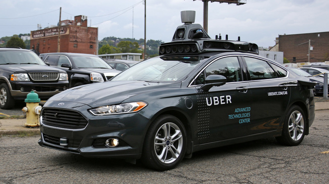 <p><b>KAN BLI KORTVARIG YRKE:</b> Uber jobber med å finne løsninger for førerløse biler. Det kan true jobbene til selskapets mange sjåfører på sikt. Bildet viser en selvkjørende Uber i Pittsburgh.</p>
