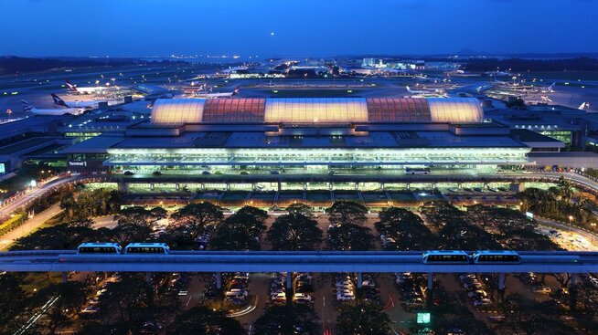 <p><b>FALT TILBAKE:</b> Singapore Changi Airport toppet listen i fjor. I år ble det 5. plass.</p>