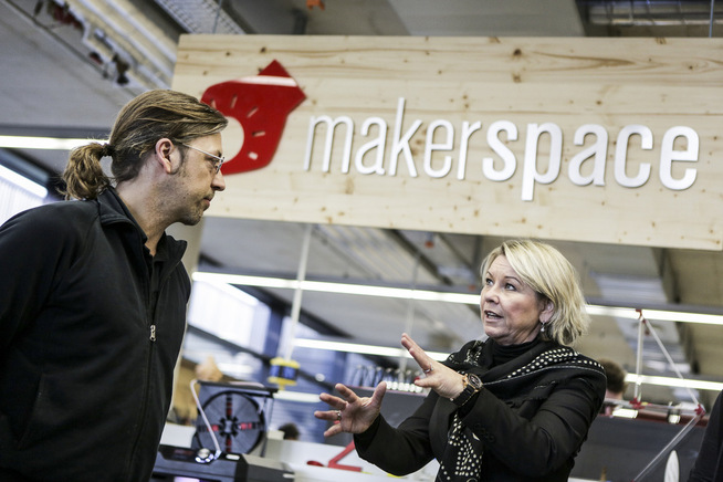 <p><b>PÅ BESØK:</b> Monica Mæland (H) har besøkt Tyskland de siste dagene, blant annet Makerpsace - et kollektiv der gründere kan melde seg inn og få tilgang på utstyr og maskiner. Her snakker hun med omviser Mark Anderton.</p>