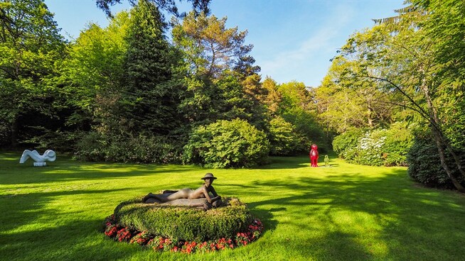 <p><b>THE RIEBER GARDEN:</b> Uteområdene er også dekorert med statuer og kunst. </p>