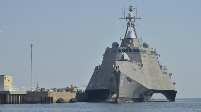 <p><b>SAMME KLASSE, FORSKJELLIG DESIGN:</b> Amerikanernes LCS-skip kommer i to forskjellige design, med enkelt eller trimaran-skrog. Her er LCS-skipet «USS Independence» avbildet på et amerikansk marineanlegg i Pensacola, Florida.</p>