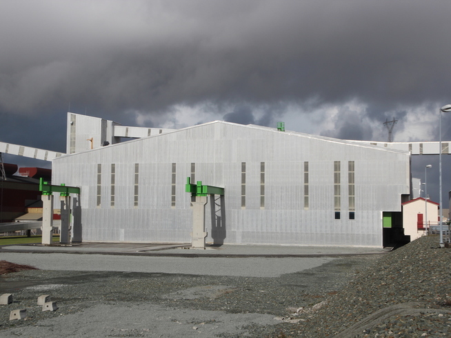 <p><b>HEMMELIG ANLEGG:</b> Norsk Hydros teknologipilot på Karmøy til 4,3 milliarder kroner. Her inne er det ikke lov til å ta bilder, for her tester Norsk Hydro ut teknologien som skal senke energiforbruket til under 12 kilowattimer per kilo produsert aluminium. Verdenssnittet er rundt 14 kilowattimer per kilo.</p>