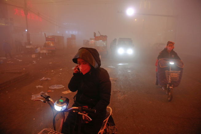<p><b>LUFTFORURENSNING:</b> Elektriske busser skal motarbeide smog, som avbildet her, i den kinesiske byen Shengfang. Stornasjonen står for 99 prosent av verdens utslippsfrie busser. </p>