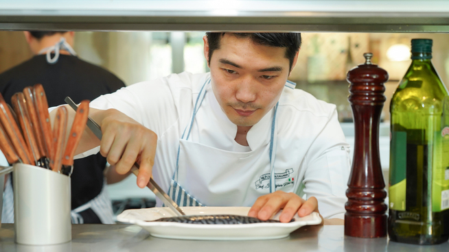 <p><b>FORETREKKER NORSK MAKRELL</b>: Kokk og eier av restauranten Bondi 167 i Seoul, Sang-jun Park, i ferd med å tilberede norsk makrell til gjestene på restauranten.</p>
