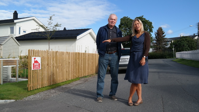 <p><b>IKKE TIL SALGS:</b> Flere av gatene på Nedre Grefsen er preget av skilt med budskapet «ikke til salgs». Benedicte Bull og Haavard Nordlie er aktive i kampanjen mot at utbyggere skal kjøpe tomtene og bygge blokker.</p>