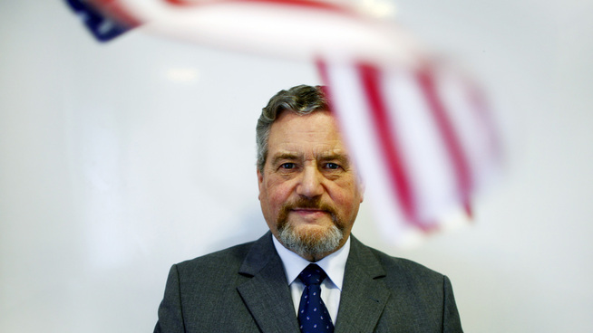 <p>Professor of North-Amerikastudier, Ole O. Moen, has released several bøker of the united STATES, and believes misnøyen with the us electoral system is great after Donald Trump was elected president. The electoral system gjør that the presidential candidate for the democrats, Hillary Clinton, lost even though she got over 400,000 more votes than Trump.</p>