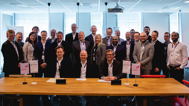 TechnipFMC og Equinor signerer subsea-kontrakten for andre fase av Johan Sverdrup. Sittende fra venstre: Stian Vere, direktør prosjektanskaffelser Equinor, Trond Stokka Meling, prosjektdirektør for Johan Sverdrup fase 2 og Arild Selvig, salgsdirektør TechnipFMC