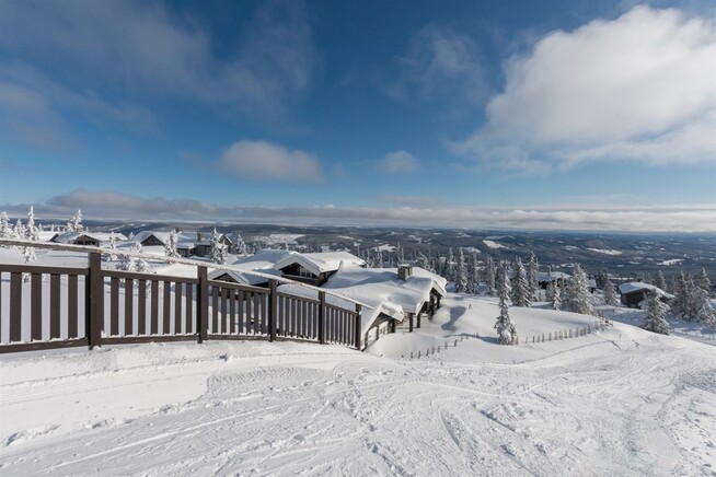 <p><b>ET STEINKAST UNNA ALPINANLEGGET:</b> Norges dyreste hytte ligger så nærme skibakken man kommer.</p>