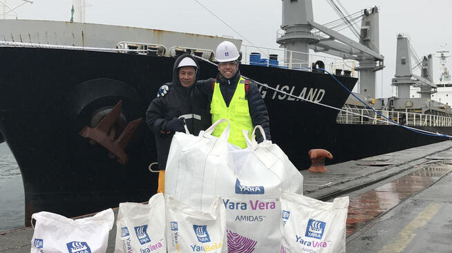 <p><b>INTERNASJONAL ERFARING:</b> Før han ble direktør i Norge, var Pablo Barrera landsjef for Yara i Chile - hans foreldres hjemland. Her ved mottak av skip med Yara-gjødsel fra Nederland til Chile.</p>