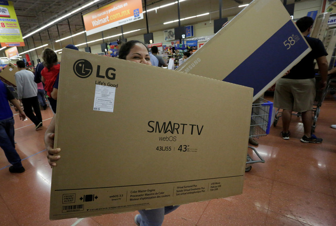 <p>SMART: Flere og flere av dagliglivets gjenstander vil være smarte i 2018, spår ekspertene. Her har en kvinne sikret seg en smart-TV på Walmart i Mexico i november i fjor.</p>