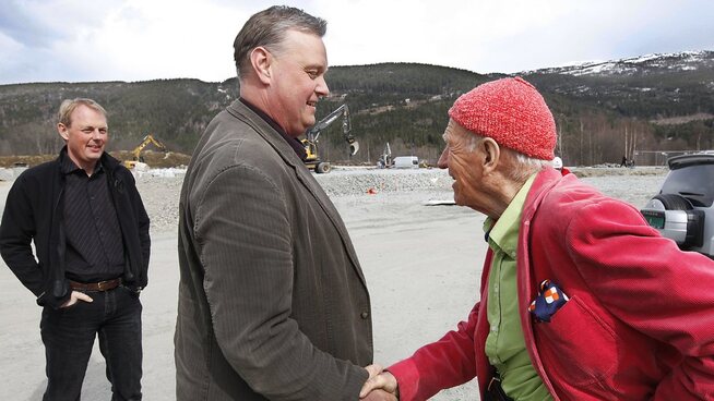 <p><b>INVESTERER I FLÅ:</b> Ordfører Tor Egil Buøen sammen med eiendomskonge Olav Thon i 2010. Thon har gjort betydelige investeringer i Flå, blant annet kjøpesenter, hotell, leilighetshotell og idrettshall. Han er også involvert i utbyggingen av hytteområdet Turufjell.</p>