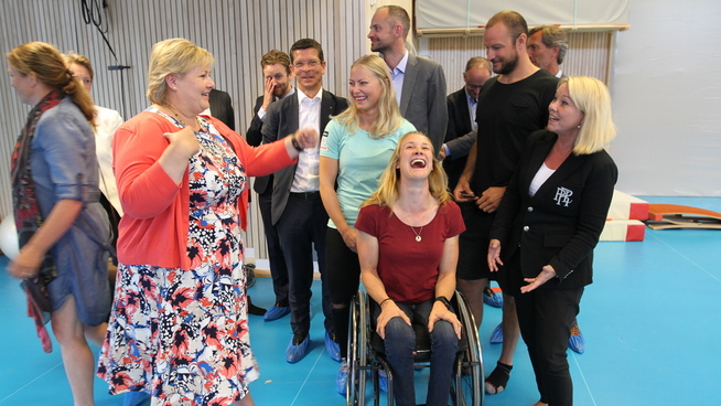 <p><b>INSPIRASJON:</b> Næringslivet kan lære mye av toppidrettsmiljøet. Her er statsminister Erna Solberg sammen med alpinist Ragnhild Mowinckel, leder for Toppindustrisenteret Tor Olav Mørseth, Aksel Lund Svindal og næringsminister Monica Mæland. </p>