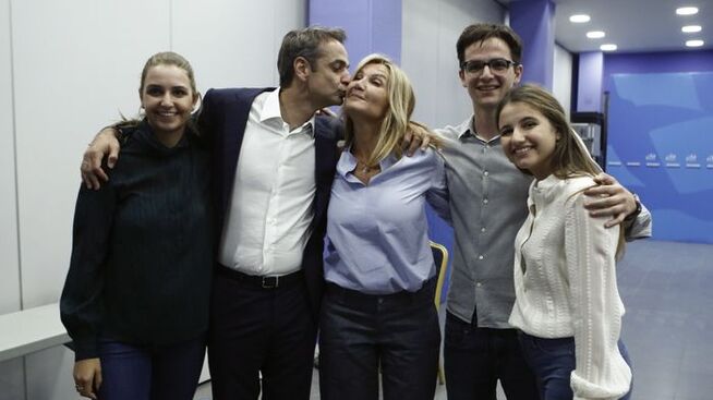 <p><b>KYSS:</b> Kyriakos Mitsotakis kysser kona Mareva Grabowski på seiersfesten 7. juli, da det ble klart at han hadde vunnet det greske valget. Rundt dem står parets tre barn.</p>