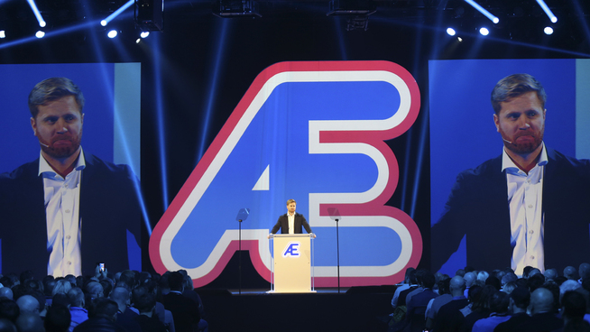 <p><b>GAVE the best friend-YES TO RINGNES:</b> Konserndirektør for strategy and innkjøp Rema 1000 Norge, Lars Kristian Lindberg, was på the stage when dagligvarekjeden launched the app Æ on Wednesday. The same day, it was clear that Rema will give priority to sugar-free products in 2017, with Ringnes as hovedleverandør. </p>