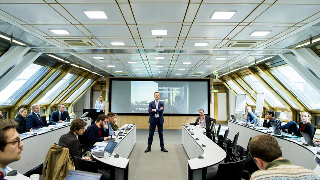 <p><b>SJEFEN:</b> Karsten Kallevig, leder i Norges Bank Real Estate Management, under presentasjonen av resultatet for første kvartal 2016 i Norges Bank forrige torsdag.</p>