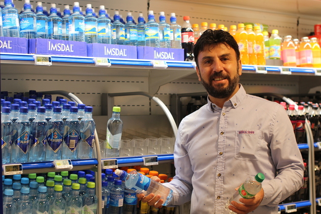 <p>HVA FOSSEN BRINGER, BÆRER STRØMMEN VEKK: Kjøpmann ved Rema 1000 Majorstua, Mehmet Tekinöz, får ikke nok varer til å tette hullene i mineralvann-hyllen.</p>