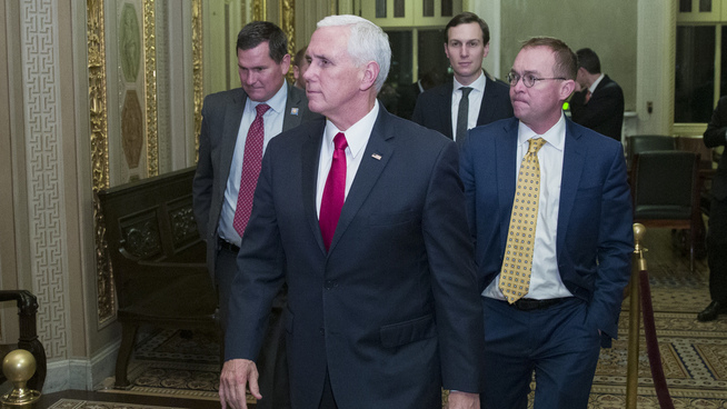 <p>Visepresident Mike Pence (foran i midten) møtte opp i Senatet fredag i et forsøk på å få stemt gjennom budsjettforslaget, uten hell. Her er han avbildet med seniorrådgiver Jared Kushner (i midten bak) og påtroppende stabssjef i Det hvite hus, Mick Mulvaney (til høyre)</p>