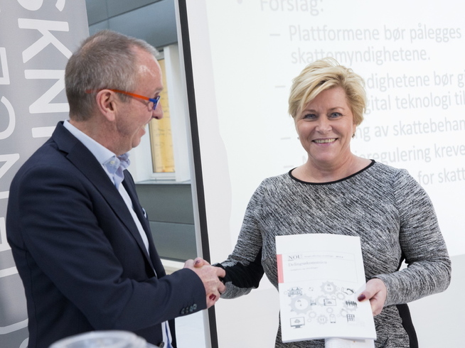 <p><b>FIKK RAPPORT:</b> Utvalgsleder Tommy Staahl Gabrielsen overleverer rapporten fra delingsøkonomiutvalget til finansminister Siv Jensen i februar 2017.</p>