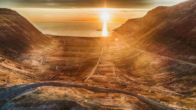 <p><b>SURFESTED</b>: Stedets sandstrand er kjent i Norge og internasjonalt som et sted for surfing. I 2016 ble surfekonkurransen Lofoten Masters arrangert her. </p>