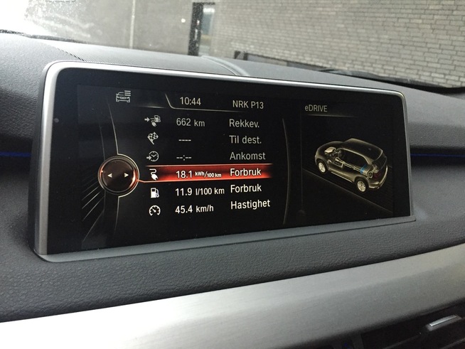 <p><b>OVERRASKELSE</b>: Det er ting som tyder på at bensinmotoren på 211 hestekrefter ikke helt trives med de ekstra kiloene batterier og elmotoren bidrar med.<br/></p>