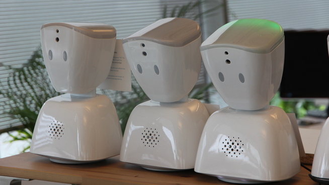<p><b>AV1:</b> Roboten er med på eventyr, og via en skjerm kan brukeren både se, høre og snakke med andre. Nå jobber No Isolation med å tilpasse roboten best mulig, slik at eldre skal kunne kommunisere med familie og venner via nettet.</p>