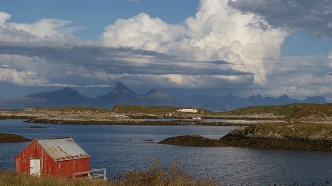 <p>SYV SØSTRE: Her er Sakrisøya sett fra Skipbåtsvær, med Dønnamannen og de Syv Søstre i bakgrunnen. </p>