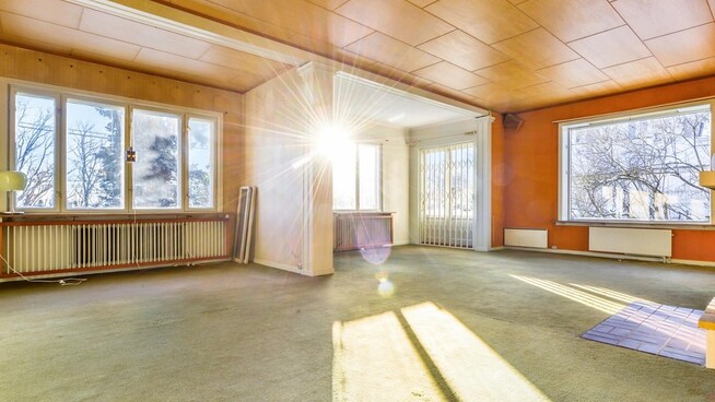 <p><b>IKKE HELT INNFLYTNINGSKLART:</b> Salgsprisen gir en kvadratmeterpris på 67.000 kroner. Men det er slitne kvadratmetre – her fra stua.</p>