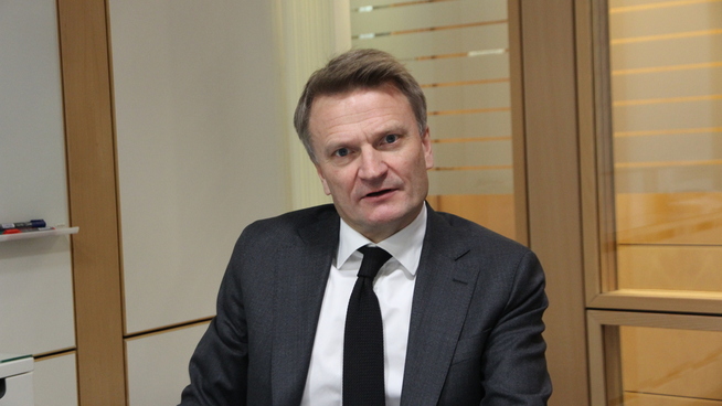 <p><b>VIL SELGE:</b> Oljefondet vil selge olje- og gassaksjene sine og gir nå råd til Finansdepartementet om dette, sier visesentralbanksjef Egil Matsen i Norges Bank. Målet er å redusere statens samlede risiko for et varig fall i oljeprisene.</p>