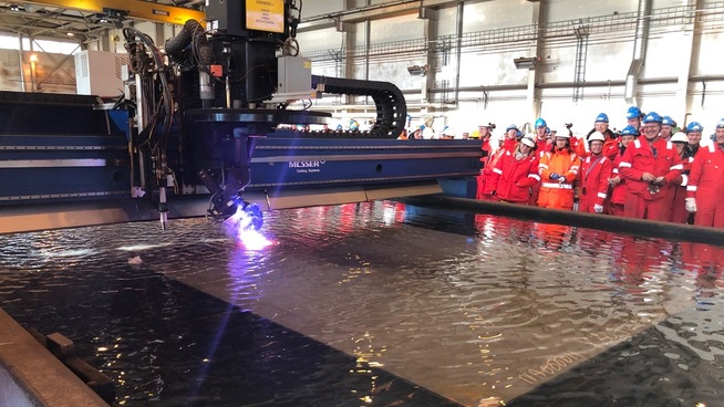 Tirsdag 21. november 2018 satte Kværner i gang kuttingen av den første stålplaten til plattformdekket på det nye Johan Castberg-feltet. Stålplaten er badet i vann for å gi kjøling under den automatiserte kuttingen