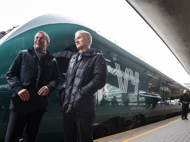 <p><b>VY-TOG:</b> Konsernsjef i NSB Geir Isaksen (t.h.) og styreleder Dag Mejdell presenterte tirsdag et nytt felles navn for NSB og Nettbuss. Det nye navnet er Vy.</p>