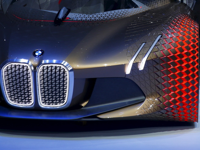 <p><b>BIL:</b> BMW er altså europeeres mest elskede bilmerke. Det tyske konsernet har 100-årsjubileum i år.</p> <p>BMW produserer både biler og motorsykler. Selskapet etablerte seg som flymotorprodusent under første verdenskrig, men stanset produksjonen da krigen var over. Allerede i 1923 begynte de å lage motorer for båter og lastebiler.</p>
