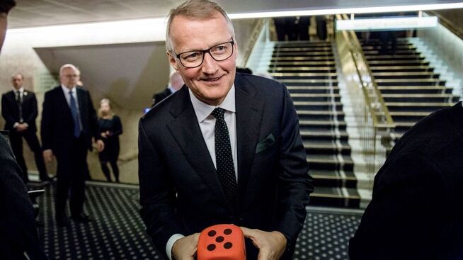 <p>Også DNB-sjef Rune Bjerke rullet terningen på årets tale. − En femmer, man må alltid ha noe å strekke seg etter, sier DNB-sjef Rune Bjerke</p>