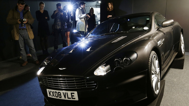 <p><b>ASTON MARTIN DBS:</b> I filmen «Quantum of Solace» fra 2008 kjørte Daniel Craig Bond denne Aston Martin DBS V12. Her avbildet ved en veldedighetsauksjon ved Christie's i London i 2012.</p>