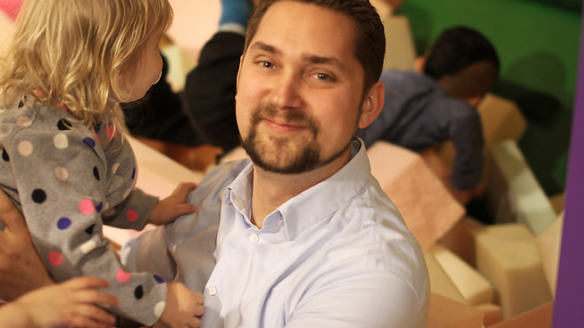 <p><b>LEKELAND:</b> Kolonial.no-sjef i ballbingen med datteren under fremvisning av selskapets siste nyvinning: Et hentepunkt i Oslo, med lekeland for barn, og kaffebar og arbeidsstasjoner for voksne.</p>