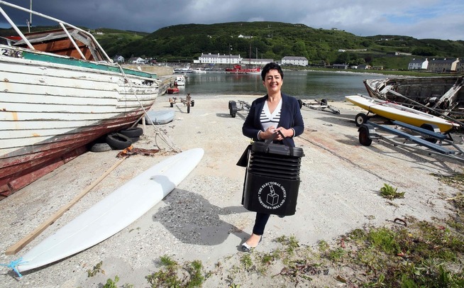 <p><b>KLART FOR VALG:</b> Teresa McCurdy, valgansvarlig på Rathlin Island utenfor kysten av Nord-Irland, kom med stemmeurnen med båt i morgentimene. Valglokalene er åpne fra 07.00 lokal tid, det vil si 08.00 norsk tid.</p>