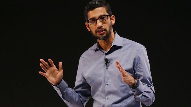 <p><b>GOOGLE-TOPP I RYGGEN:</b> Administrerende direktør Sundar Pichai har vist støtte til Apples avgjørelse om ikke å utlevere informasjon til FBI.<br/></p>