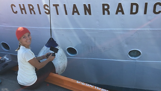 <p><b>SEILAS:</b> Christine Spiten er denne uken i København med fullriggeren «Christian Raddich», hun er nemlig co-captain i prosjektet #EntrepreneurShipOne. - Vi har samlet en rekke gründere, investorer - ja, folk som vanligvis møtes på konferanser. Om bord på turen mellom København og Oslo må de legger igjen mobil, titler og roller på land. Her er det samtaler på et dypere nivå, slik kommer man frem til ting.</p>