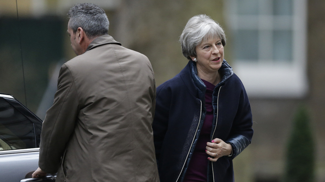 <p><b>VIL SETTE INN NYTT MANNSKAP:</b> Den britiske statsministeren Theresa May utenfor 10 Downing Street i London mandag. I forkant av de ventede rokeringene i regjeringen.</p>