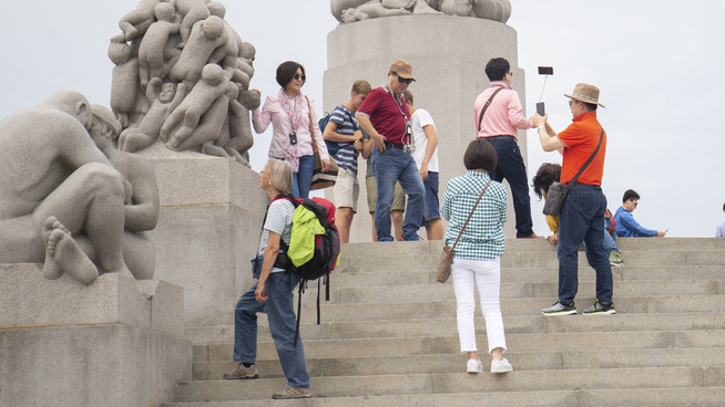 <p><b>BESØKENDE:</b> Asiatiske turister i Vigelandsparken i Oslo.</p>