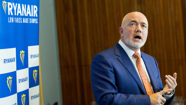 <p><b>OSLO-BESØK:</b> Kommersiell direktør David O'Brien og Ryanair holdt pressekonferanse i Oslo sist onsdag. Der sa de at de legger ned på Rygge, kutter halvparten av rutene sine i Norge - og at den halvparten som overlever skal betjenes fra Gardermoen og Torp.</p>